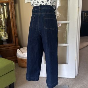 Curvy crops; Slash pockets